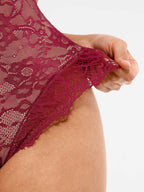 Body de tanga con escote en V y encaje MyCurve