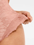 Body de tanga con escote en V y encaje MyCurve