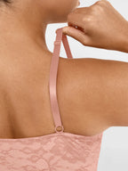 Body de tanga con escote en V y encaje MyCurve