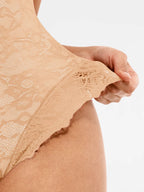 Body de tanga con escote en V y encaje MyCurve