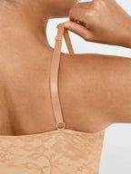 Body de tanga con escote en V y encaje MyCurve