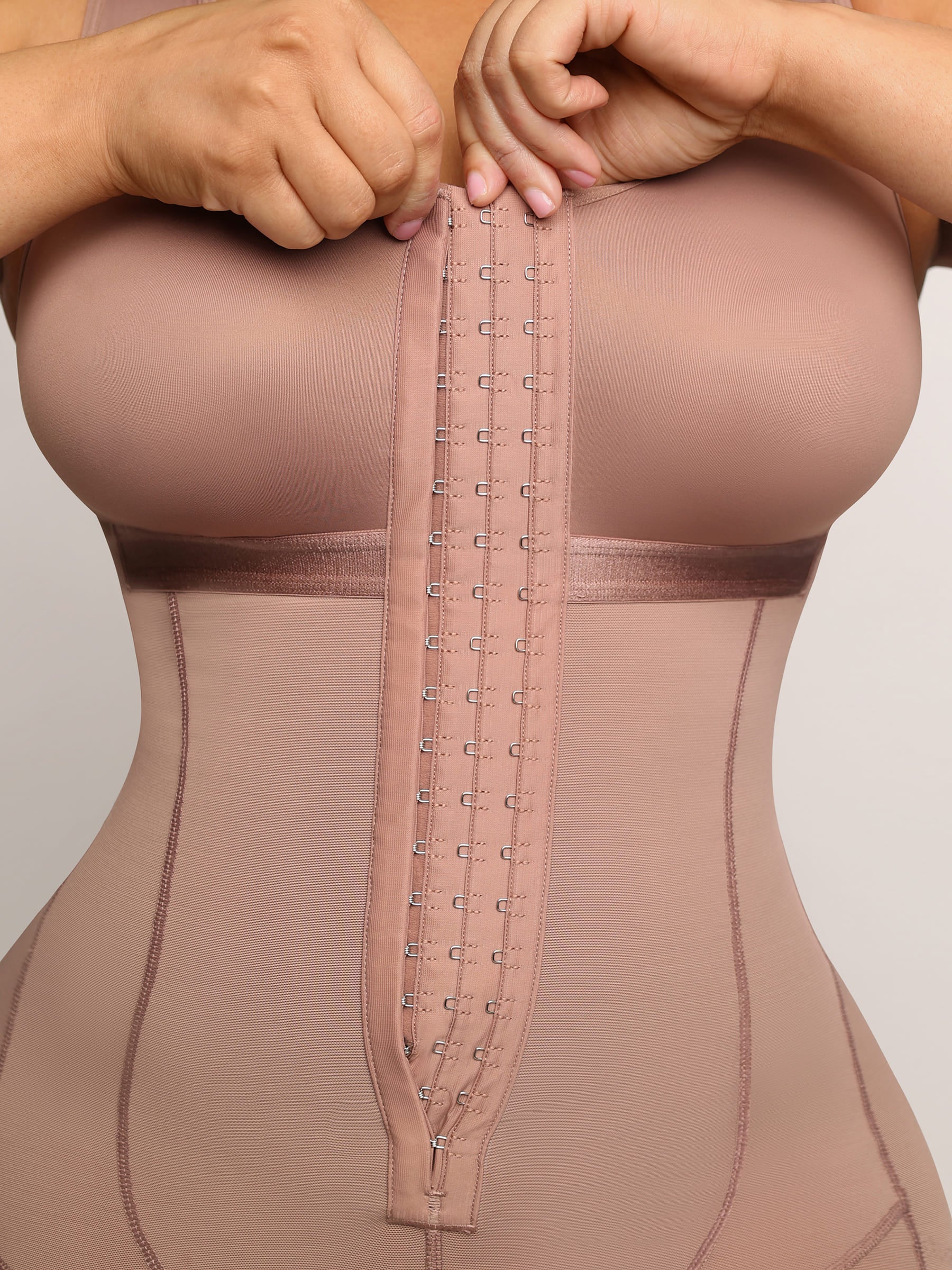 Gaine intégrale post‑opératoire MyCurve avec contrôle du ventre, buste ouvert et rehausse‑fesses