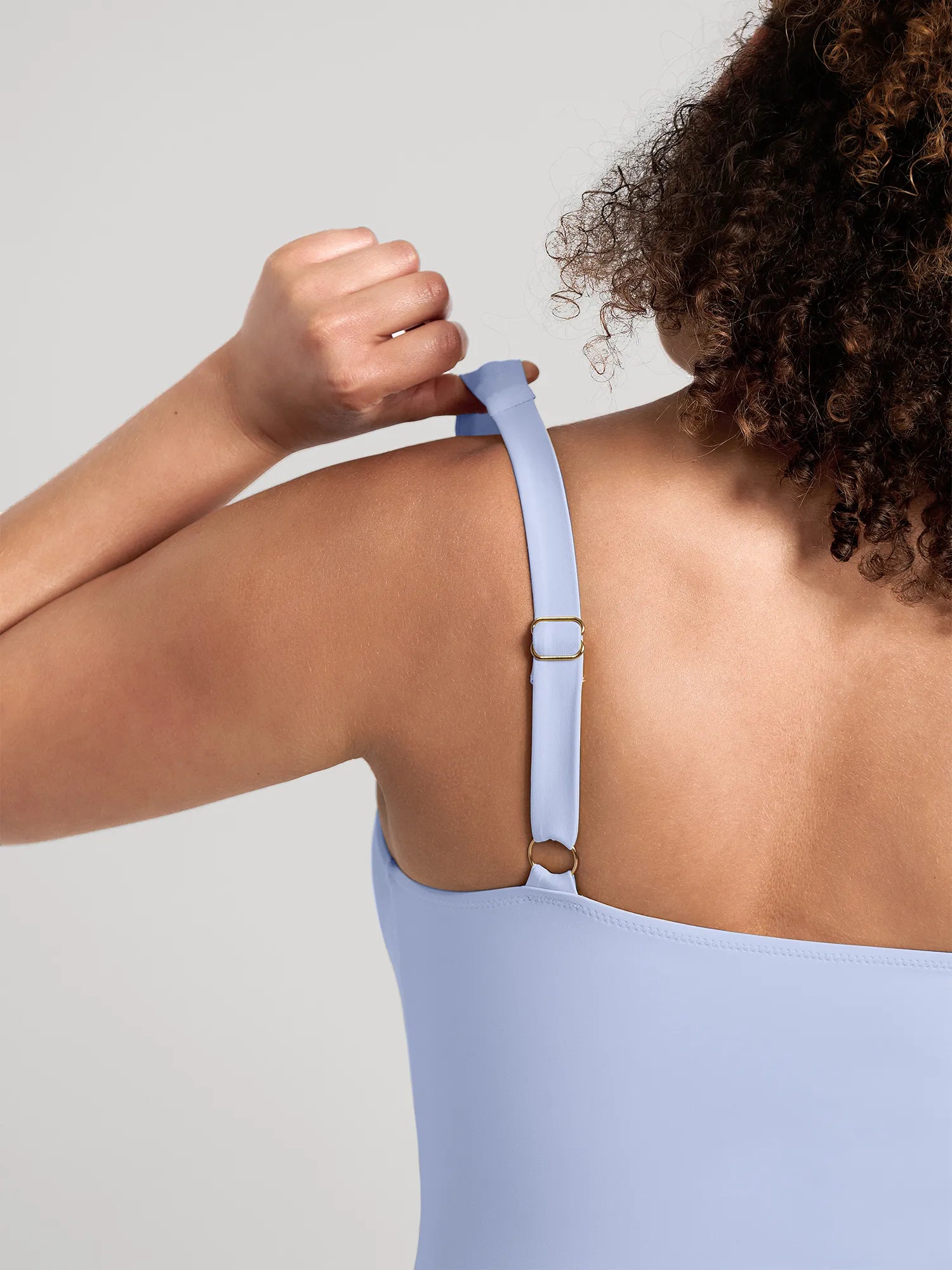 Traje de baño moldeador con fruncido y aro metálico en V profundo MyCurve