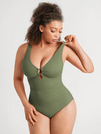 Traje de baño moldeador con fruncido y aro metálico en V profundo MyCurve