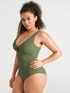 Traje de baño moldeador con fruncido y aro metálico en V profundo MyCurve