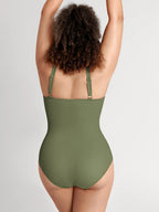 Traje de baño moldeador con fruncido y aro metálico en V profundo MyCurve