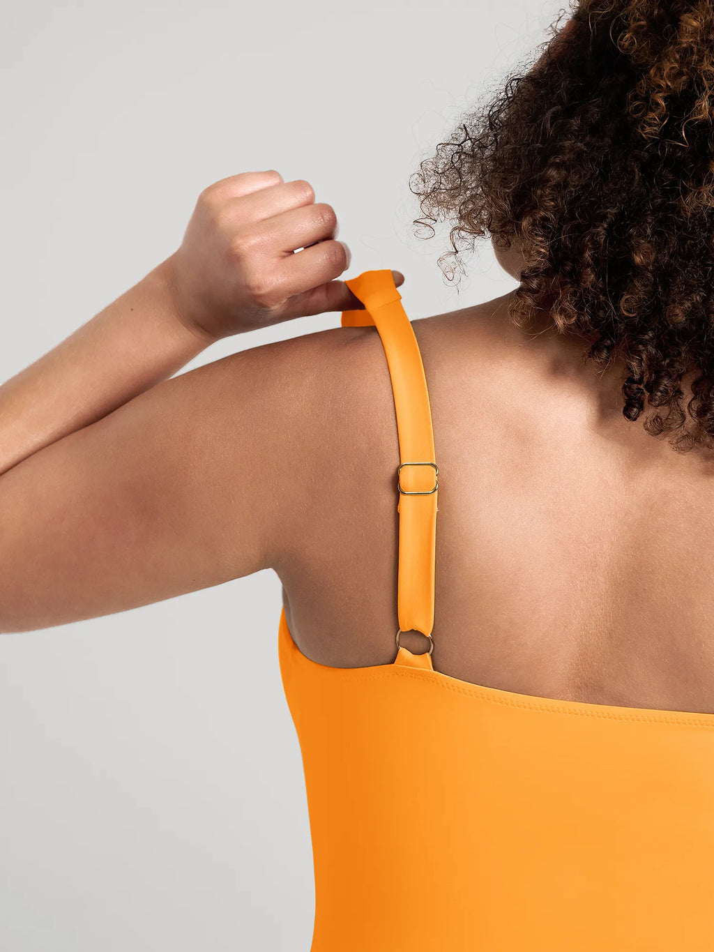 Traje de baño moldeador con fruncido y aro metálico en V profundo MyCurve