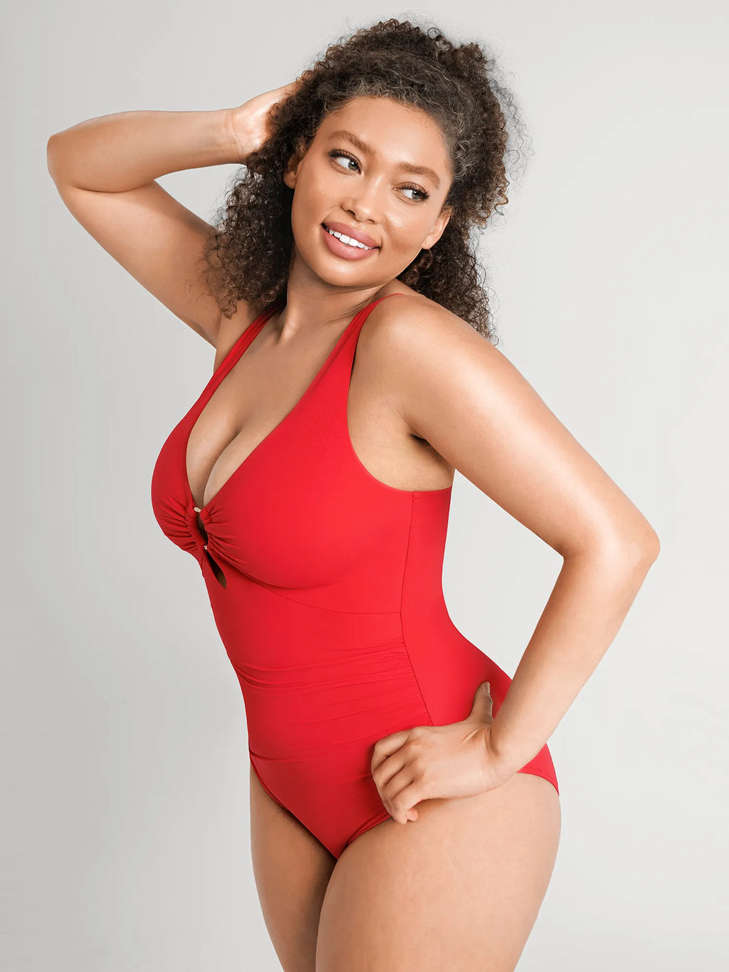 Traje de baño moldeador con fruncido y aro metálico en V profundo MyCurve