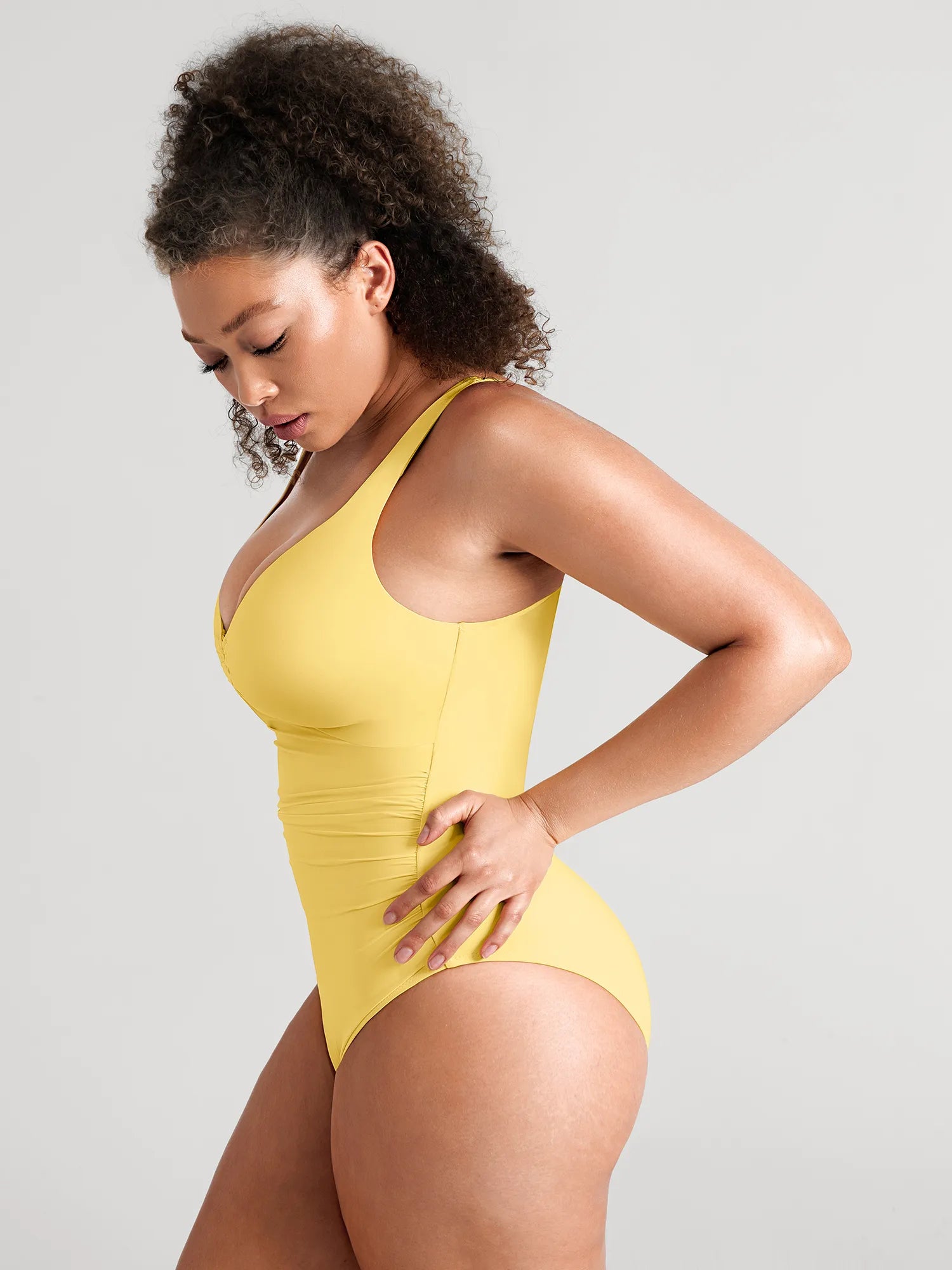 Traje de baño moldeador con fruncido y aro metálico en V profundo MyCurve