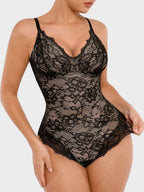 Body de tanga con escote en V y encaje MyCurve